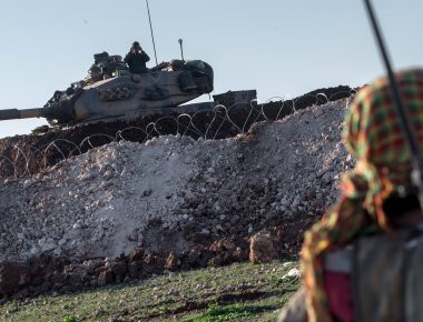 Τουρκία: Μεταφορά στρατευμάτων και εξοπλισμού στα σύνορα με τη Συρία - Προετοιμασία για επίθεση στην Εφρίν; (φωτό)